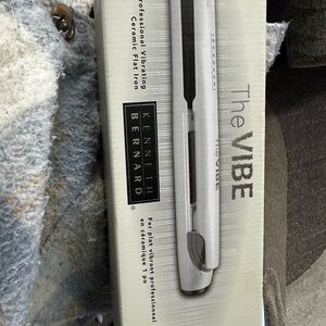 Kenneth Bernard The Vibe Professional Flat Iron